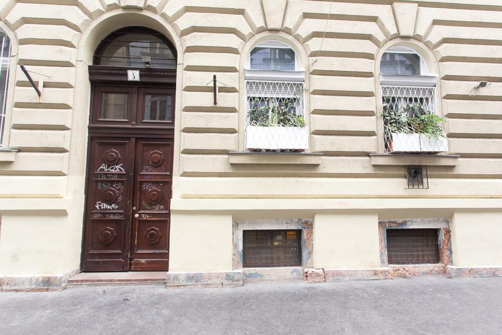 Home Apartment Near Blaha Lujza Square Budapest Exterior photo